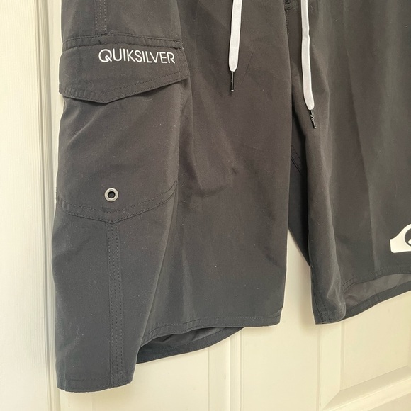 Quiksilver Black Classic Surf Style Board-shorts with Pocket 33 - Picture 4 of 13